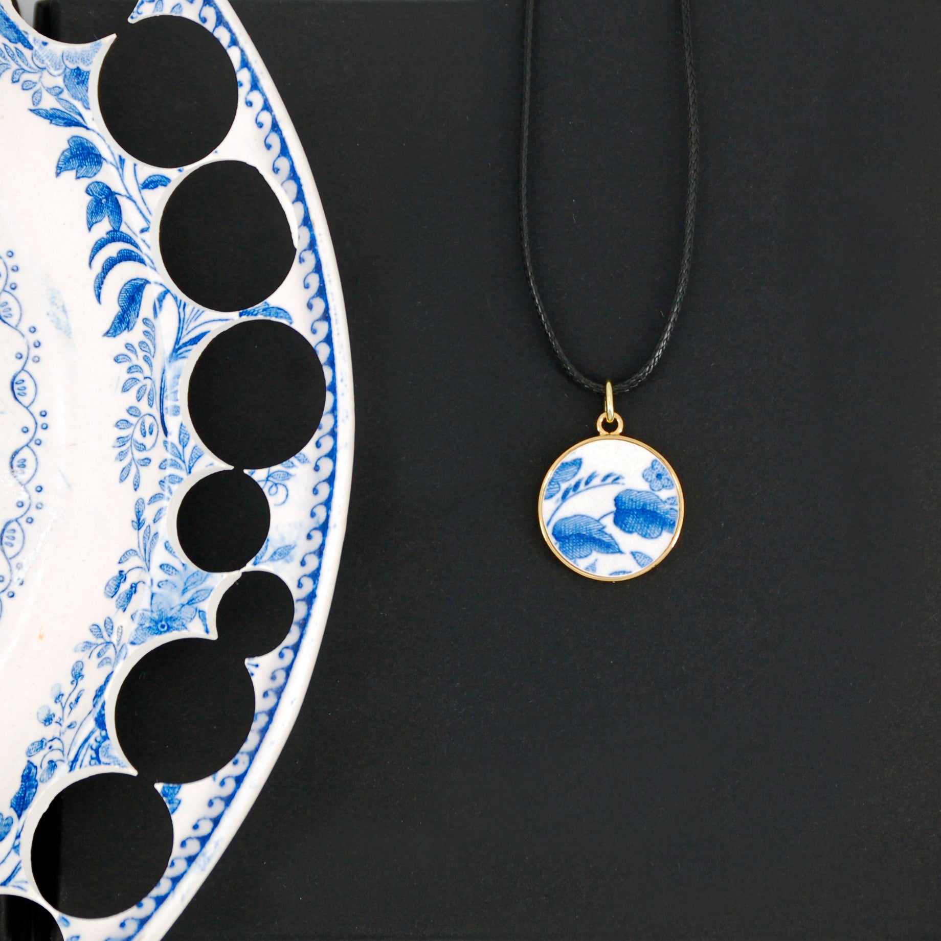 "Blue Foliage" pendant, gold finish