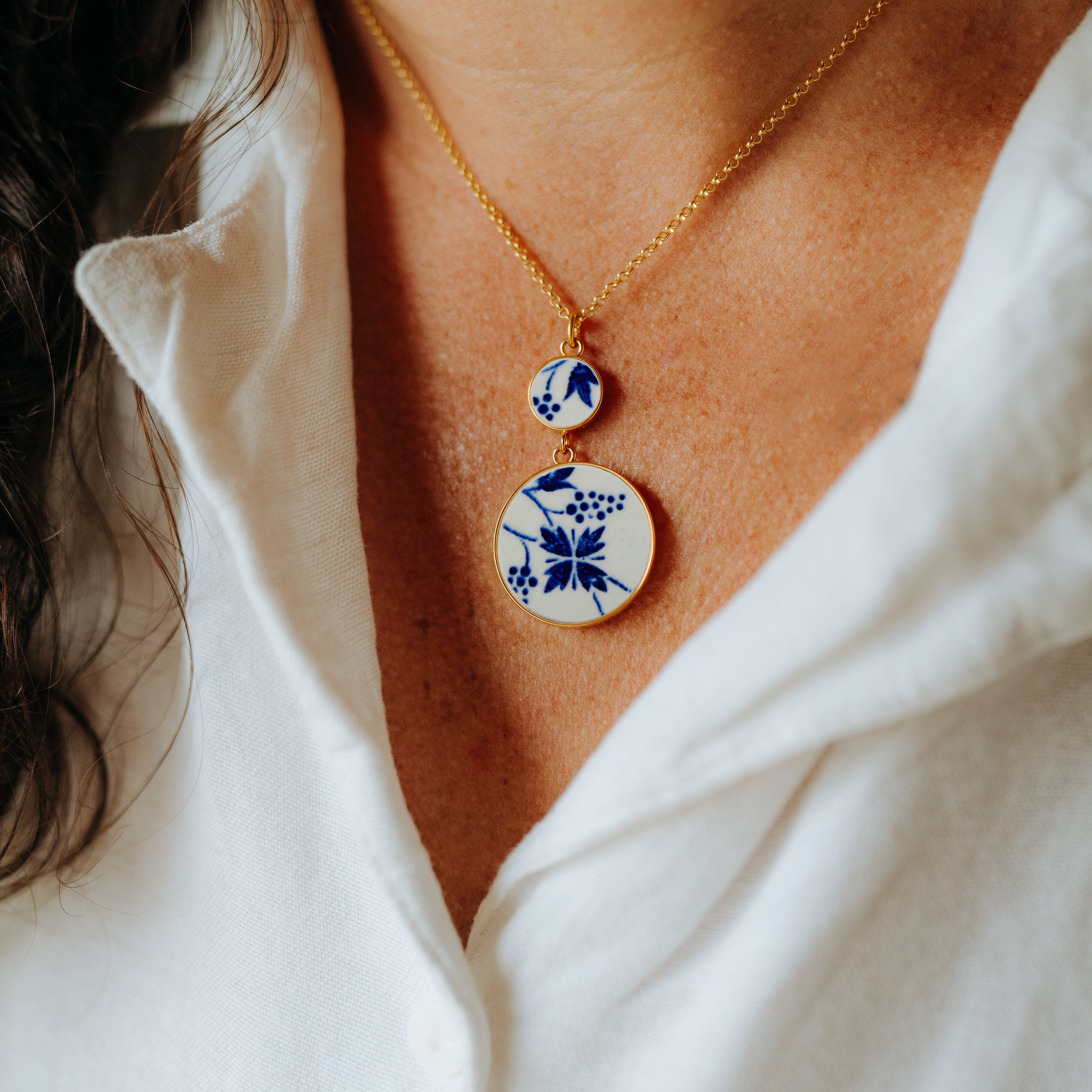 Pendentif "Fleur et grappes bleues", finition or