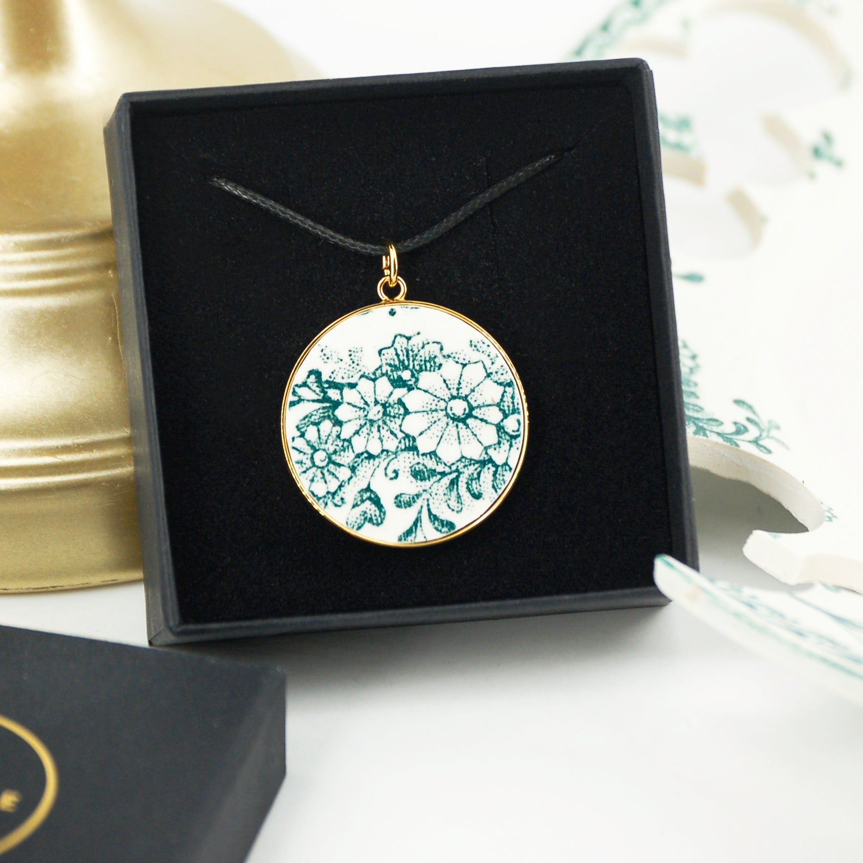 "Green Flowers" pendant, gold finish