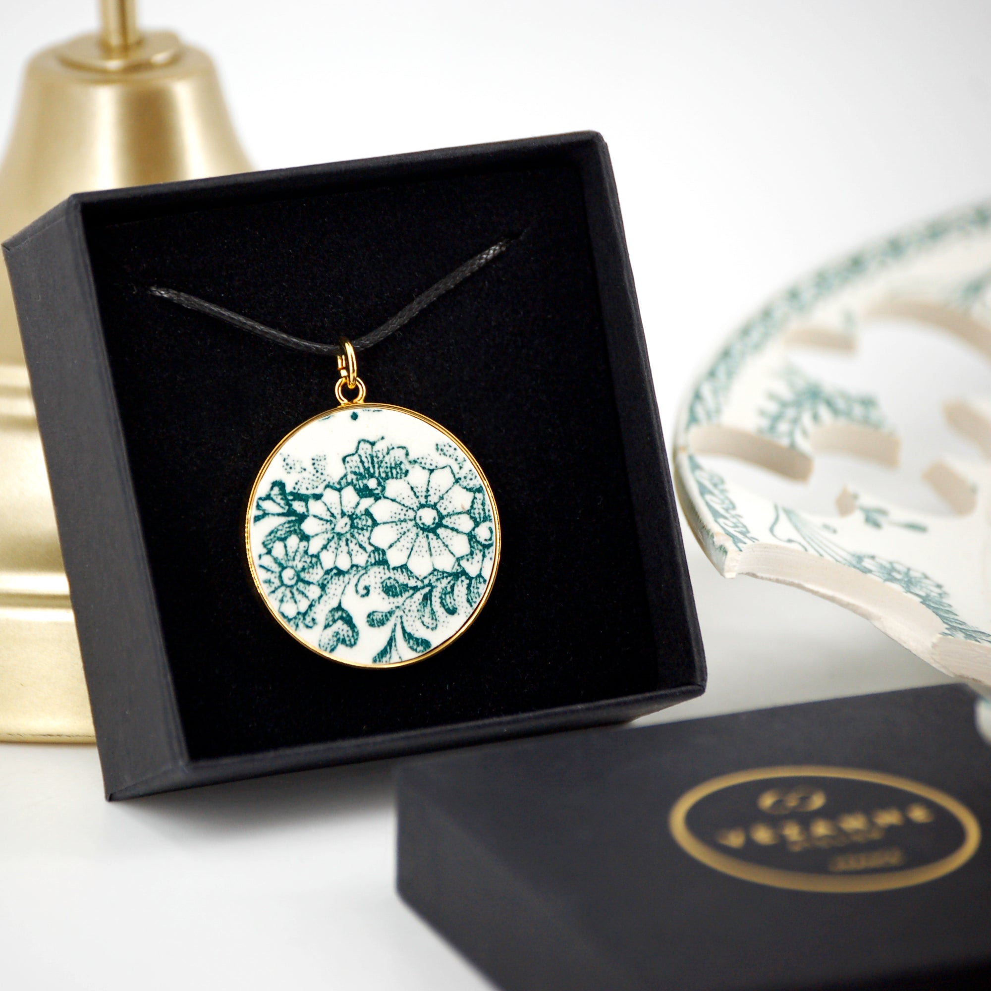 "Green Flowers" pendant, gold finish