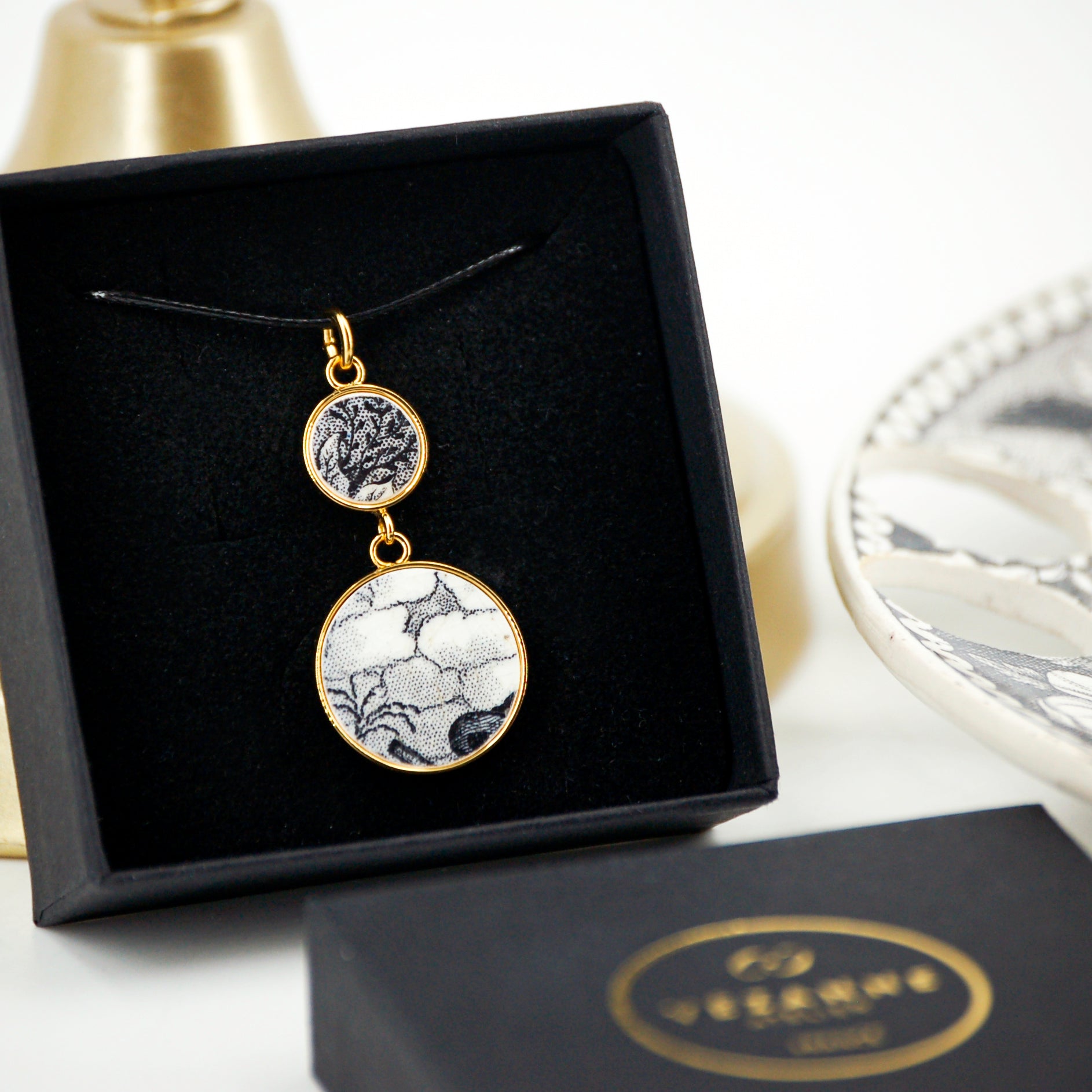 Pendant "Between realism and abstraction in black and white", gold finish