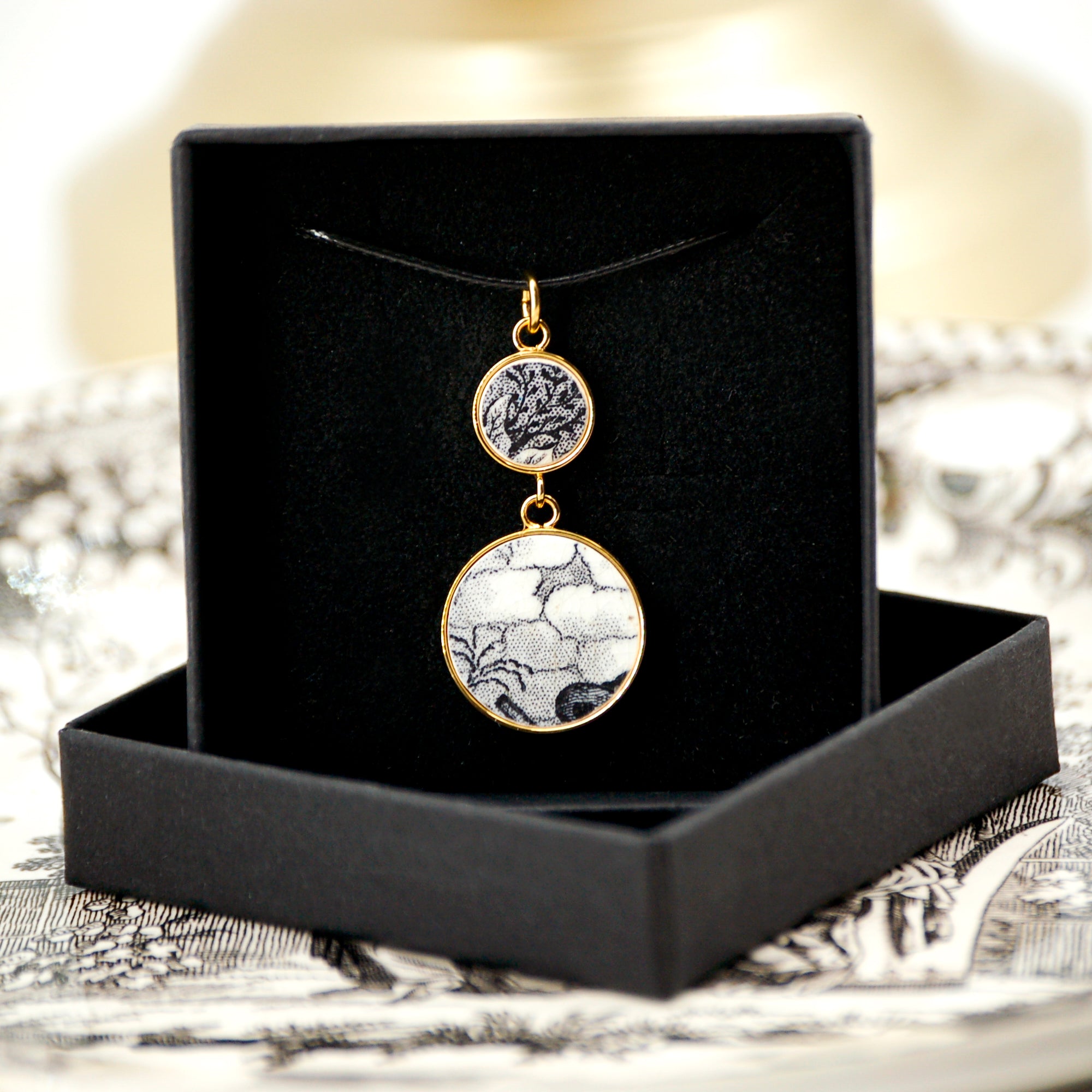 Pendant "Between realism and abstraction in black and white", gold finish