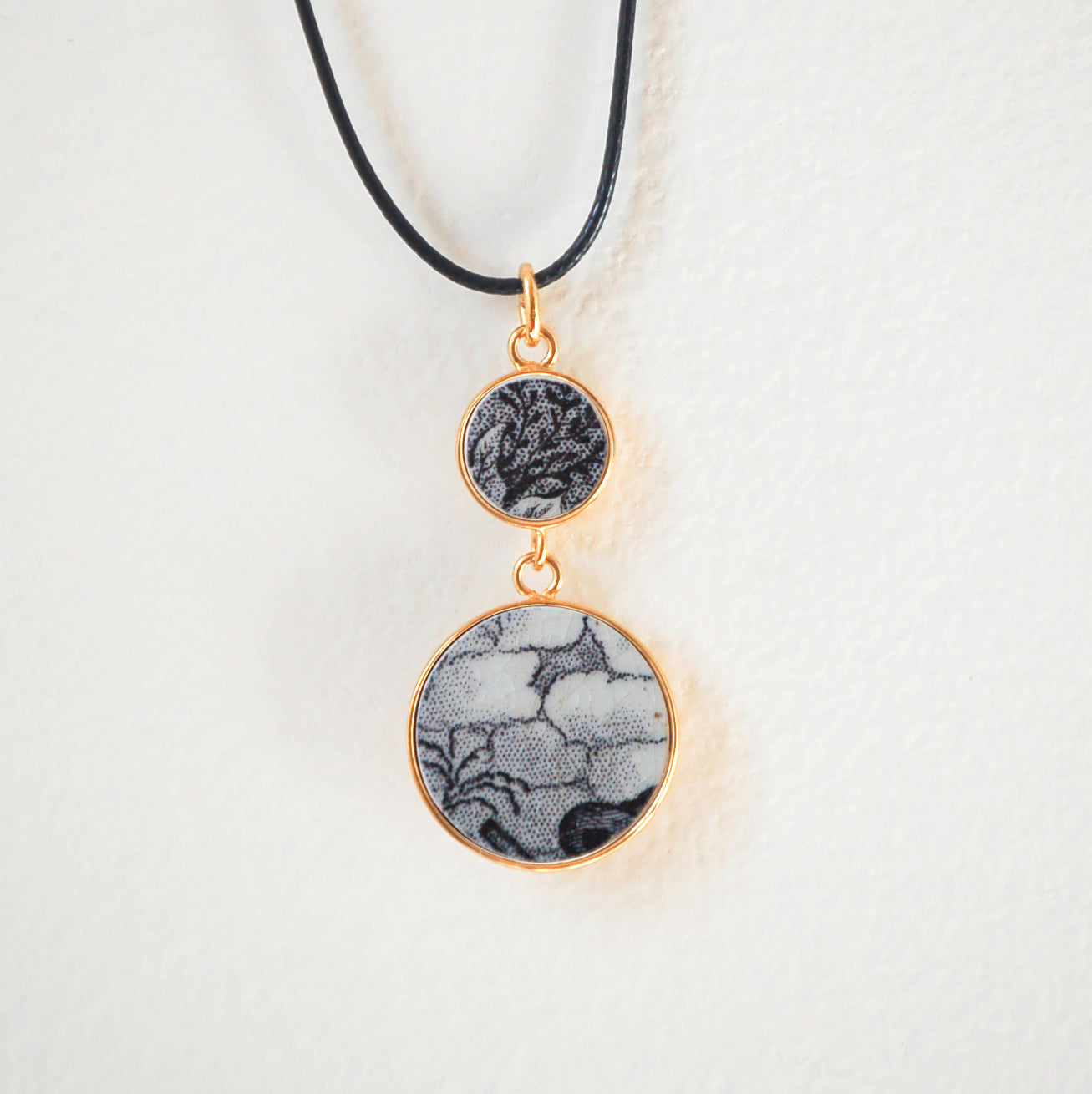 Pendant "Between realism and abstraction in black and white", gold finish