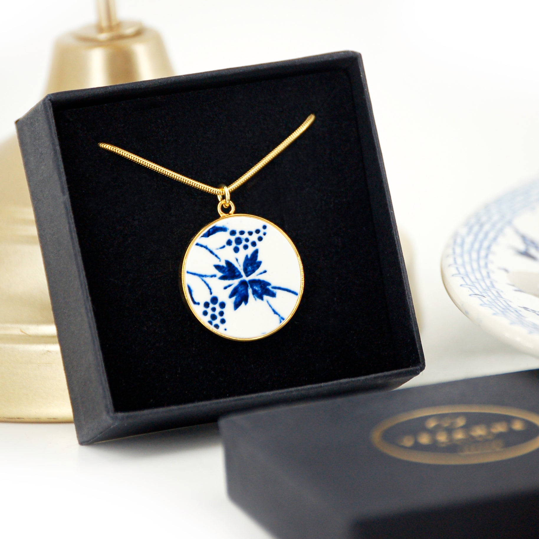 "Blue Flower" pendant, gold finish