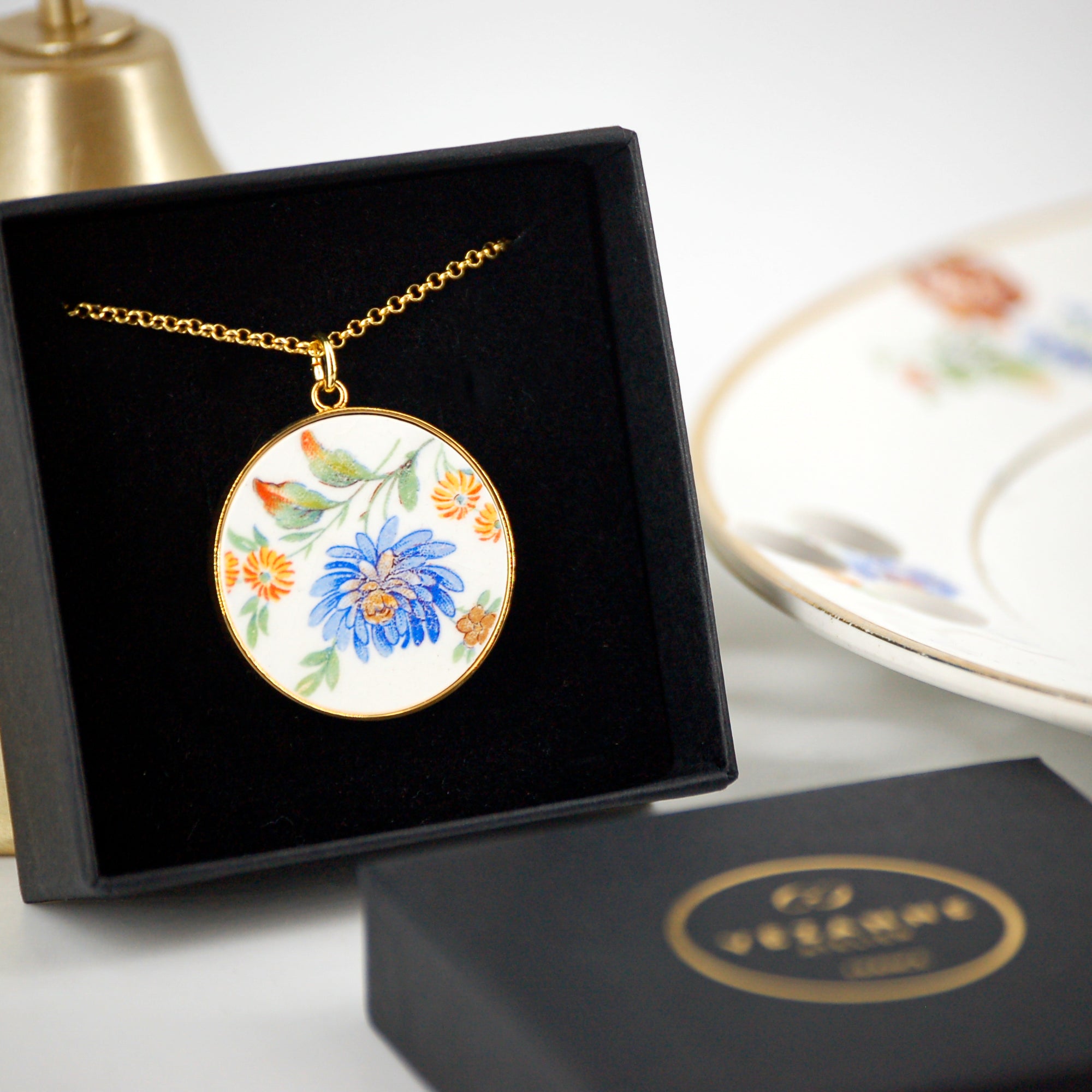 "Aster and its small yellow flowers" pendant, gold finish
