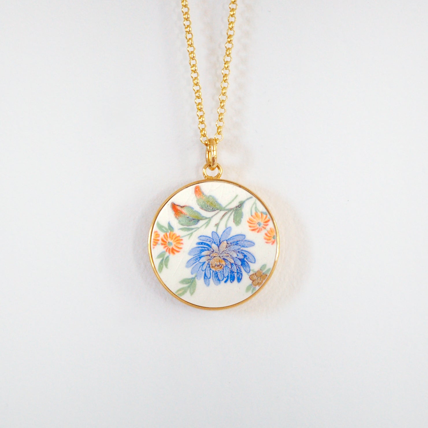 "Aster and its small yellow flowers" pendant, gold finish