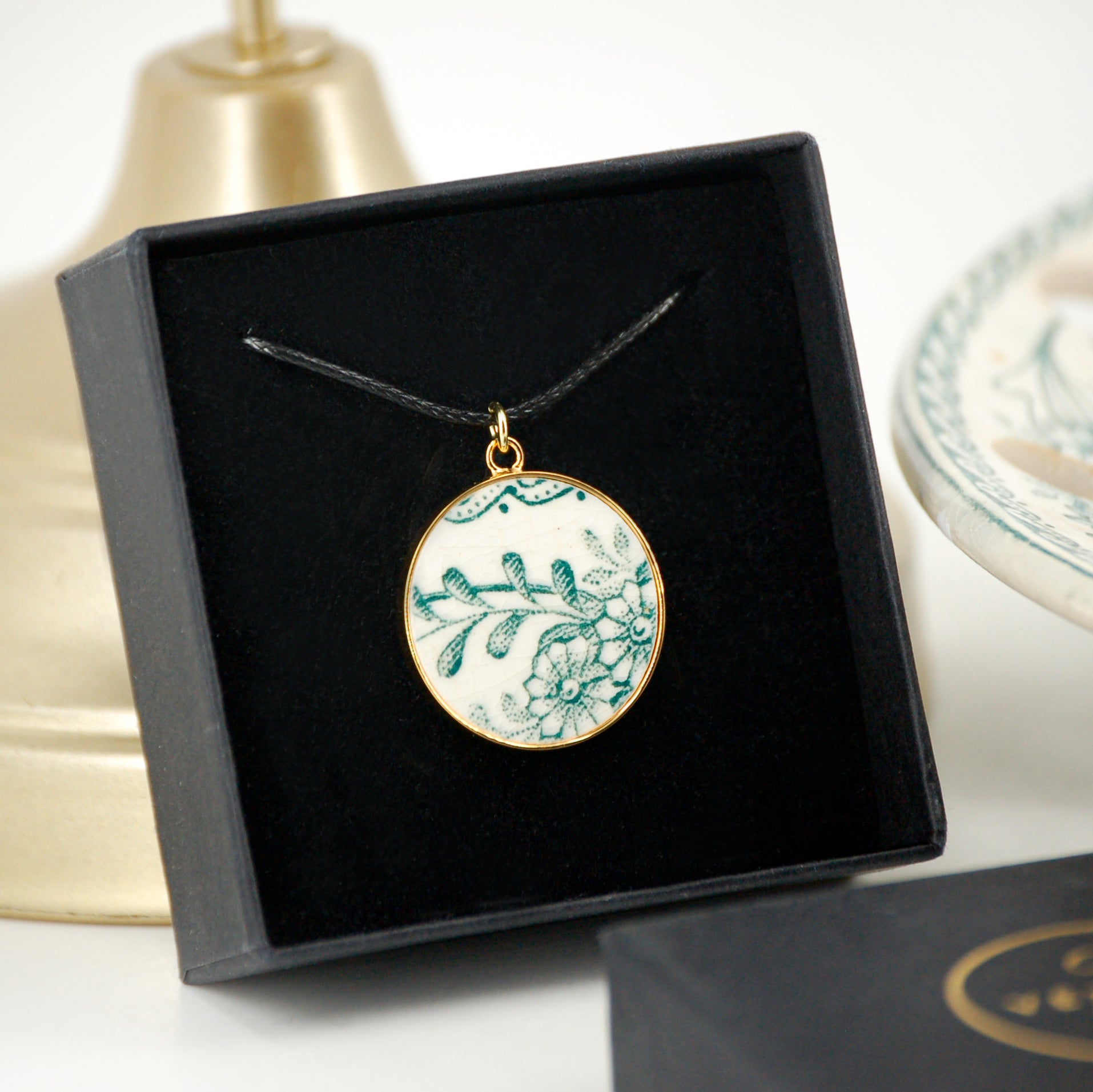 "Green Flowers" pendant, gold finish