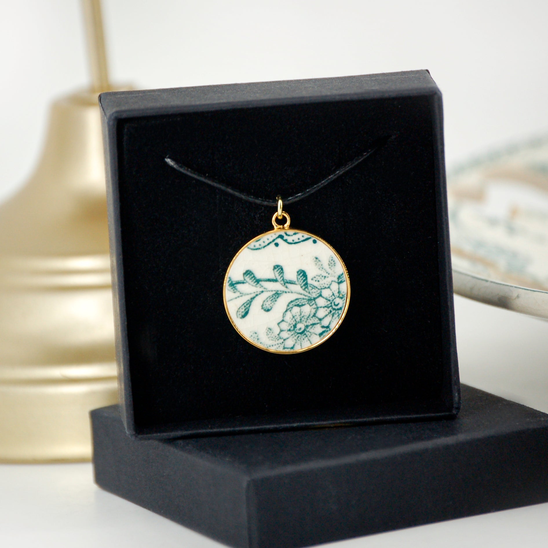"Green Flowers" pendant, gold finish