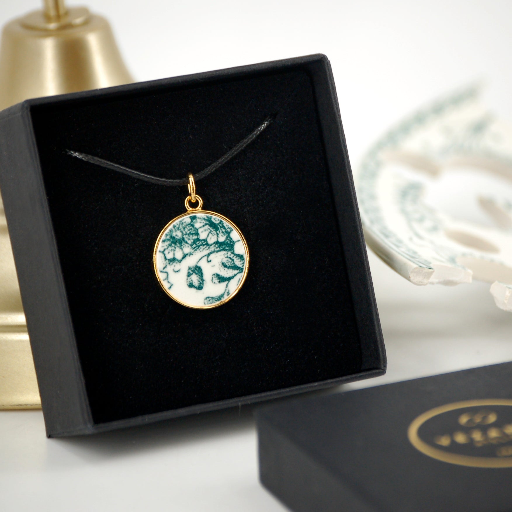 "Floral Composition" pendant, gold finish