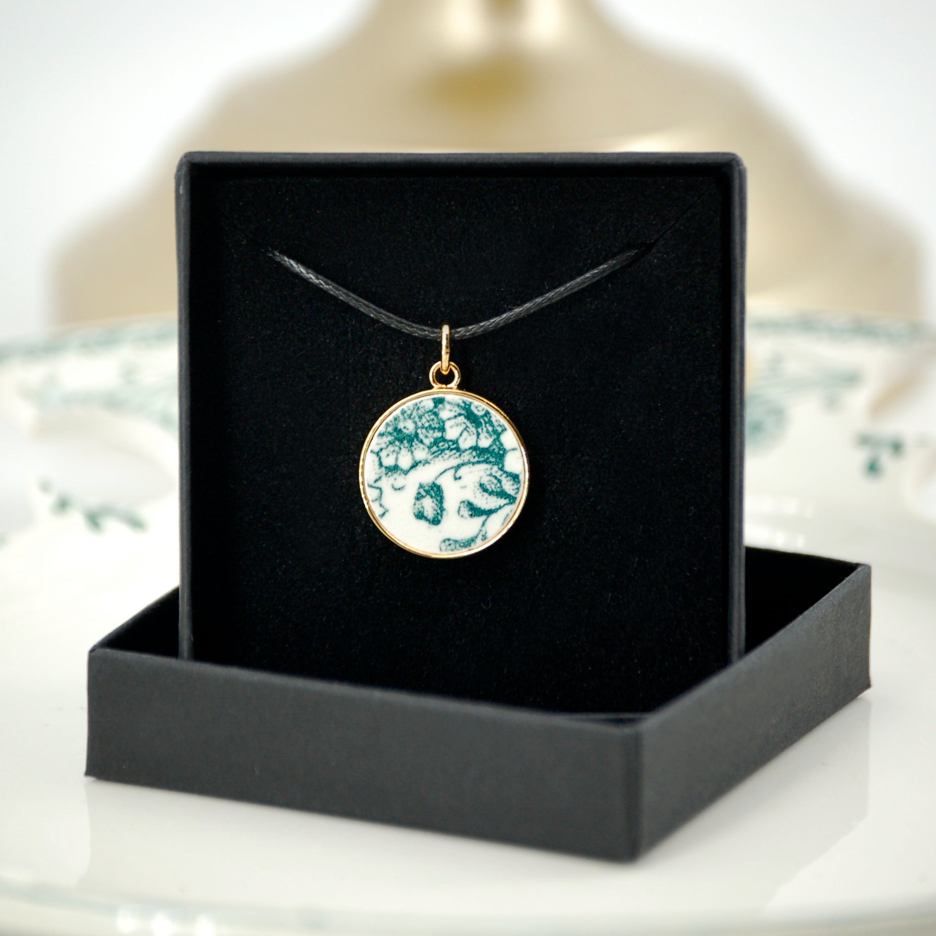 "Floral Composition" pendant, gold finish