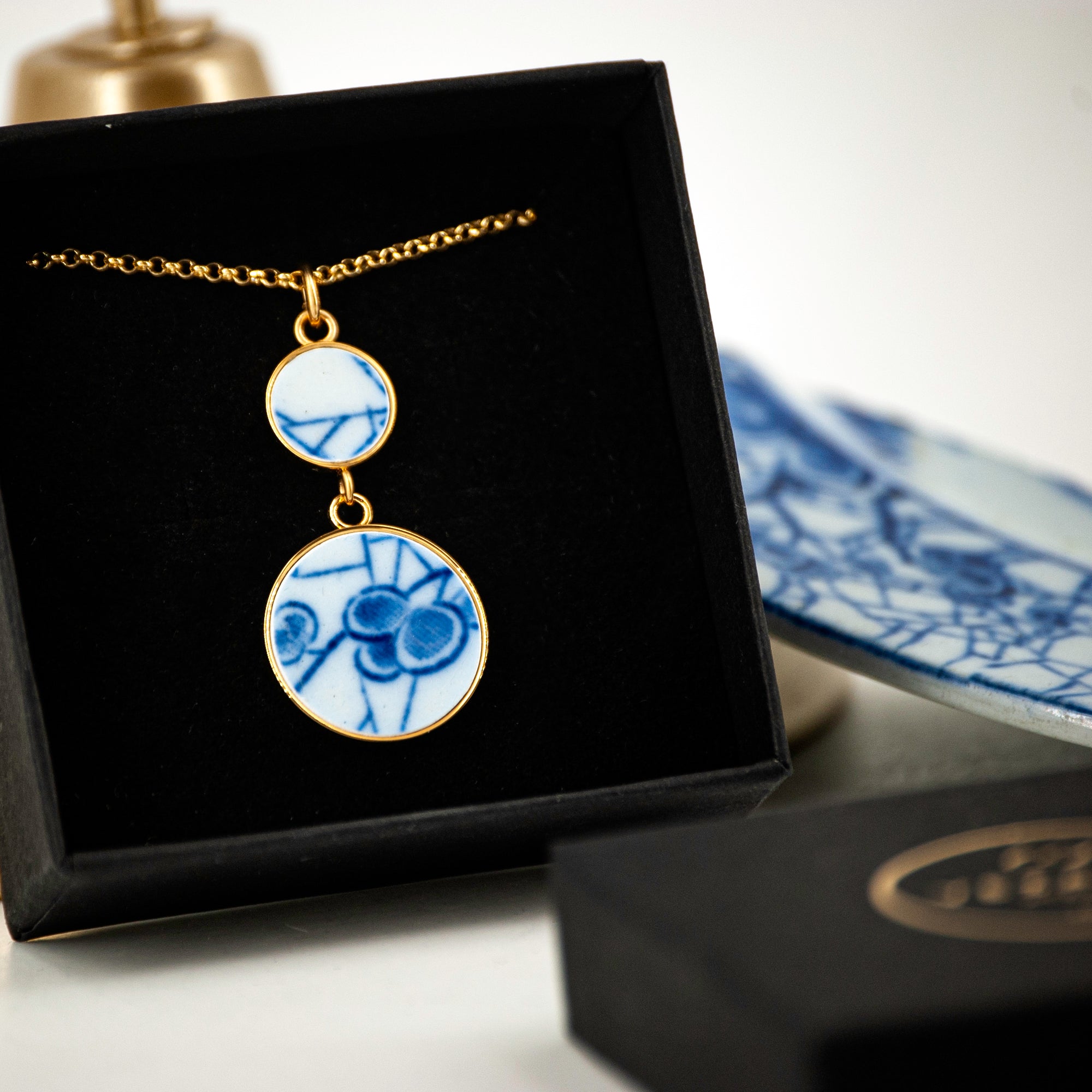 "Flowers and Blue Lines Creil-Montereau" pendant, gold finish