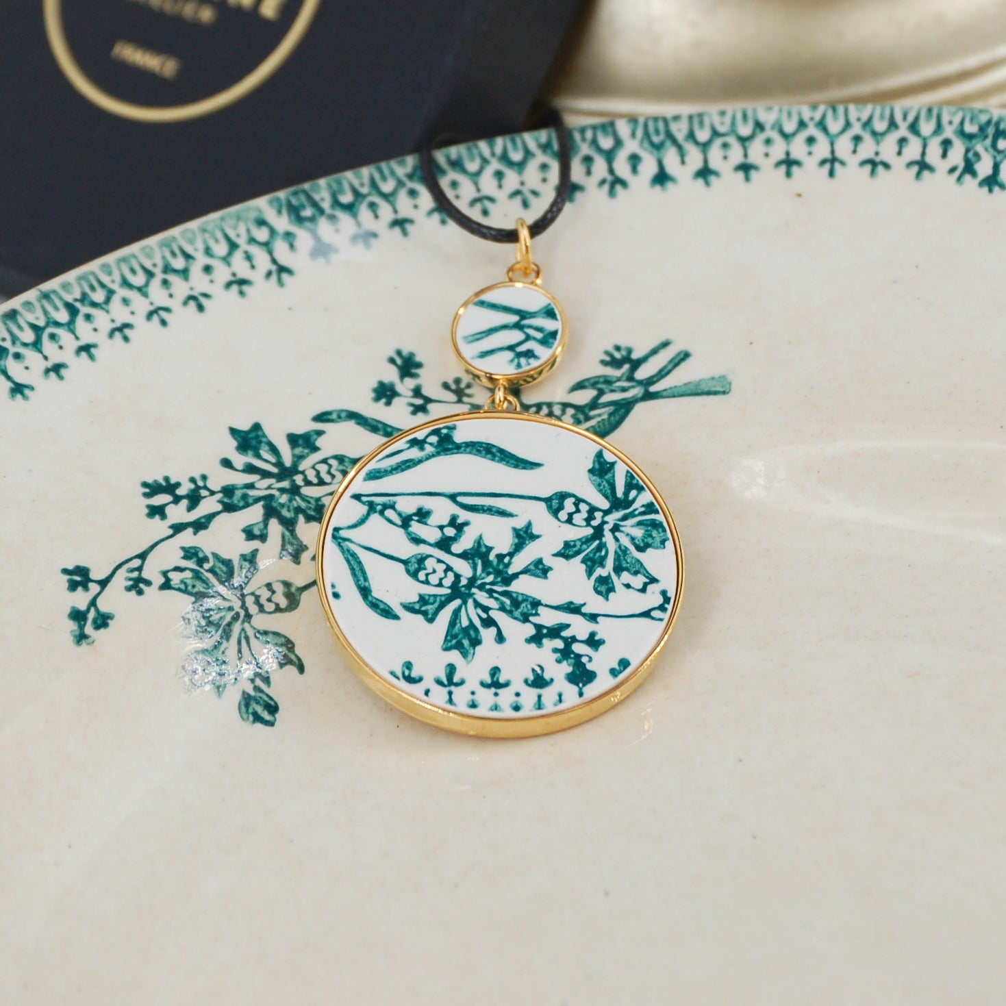 "Cornflowers" pendant, gold finish