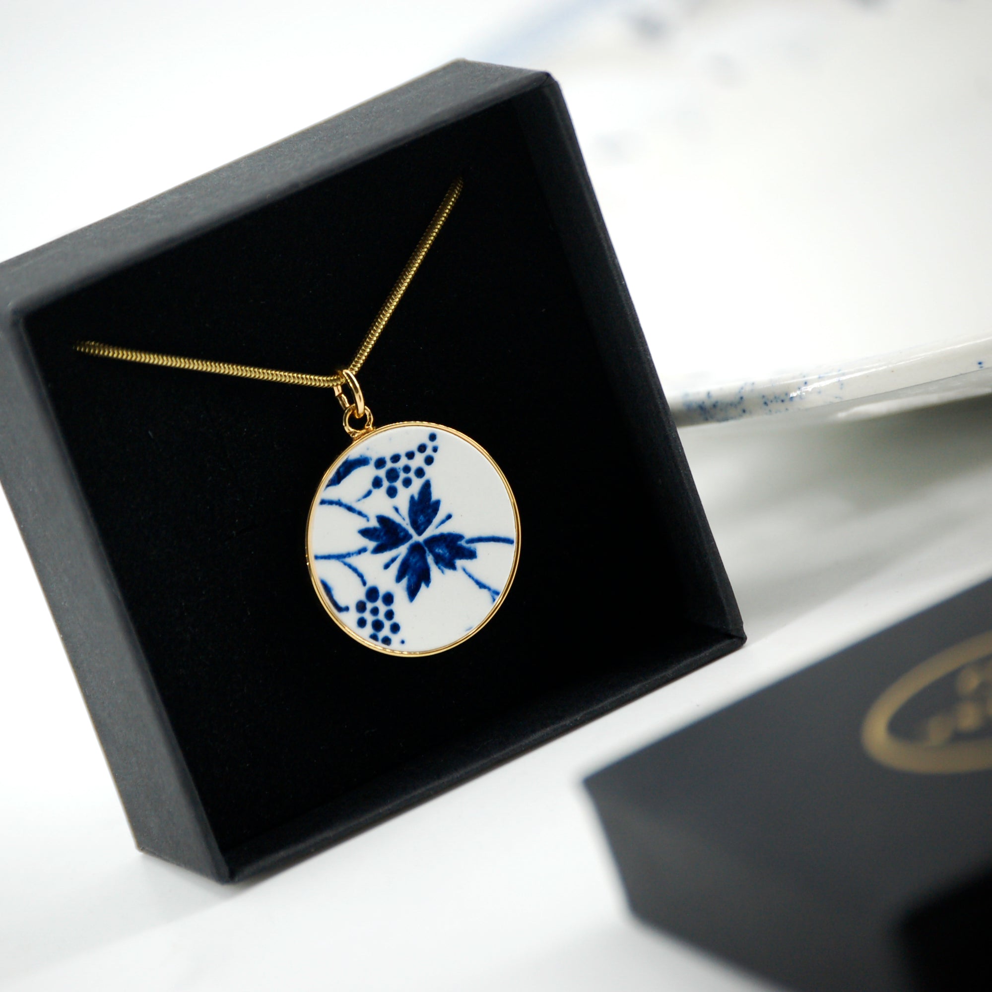 "Blue Flower" pendant, gold finish