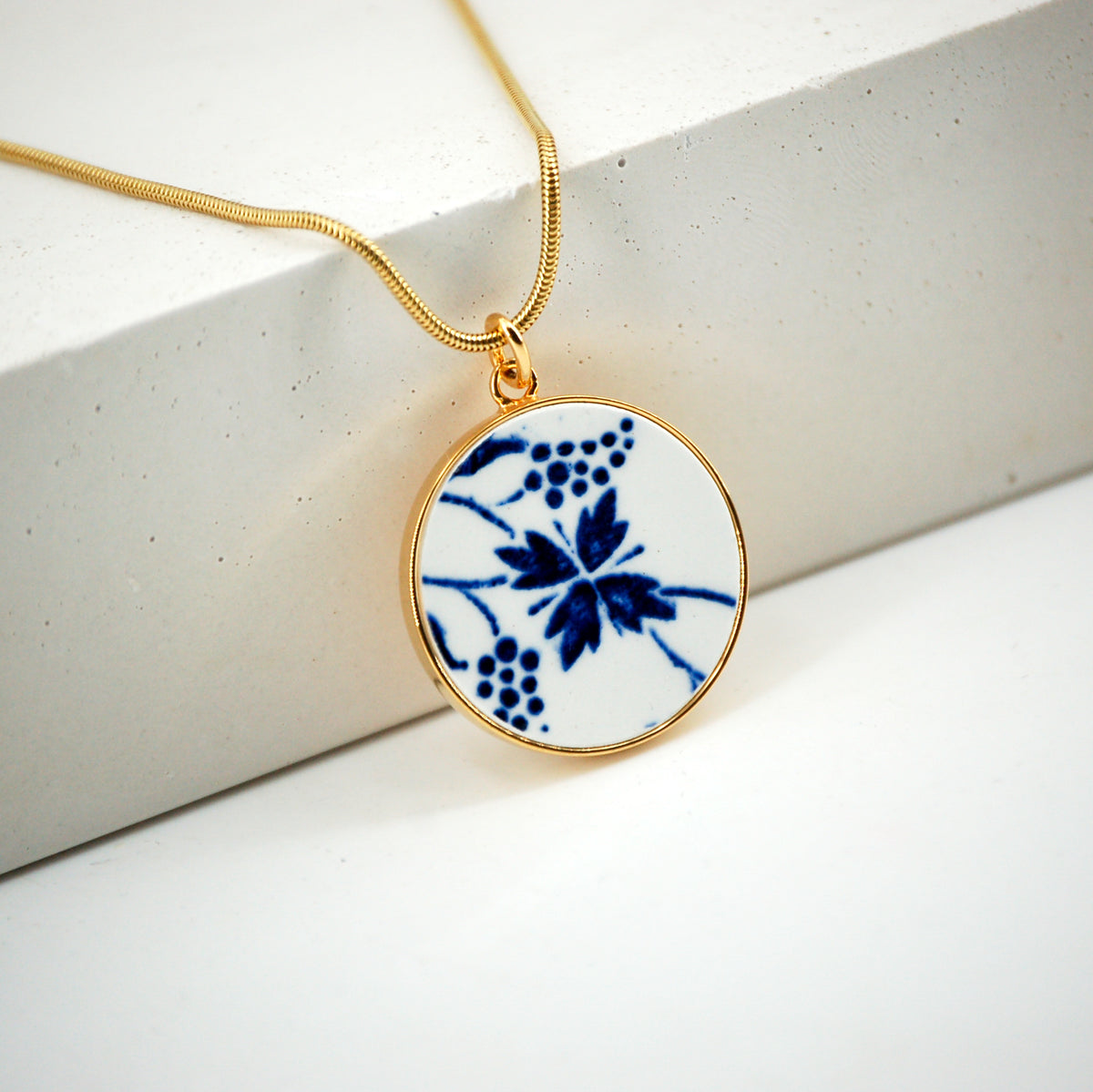 "Blue Flower" pendant, gold finish