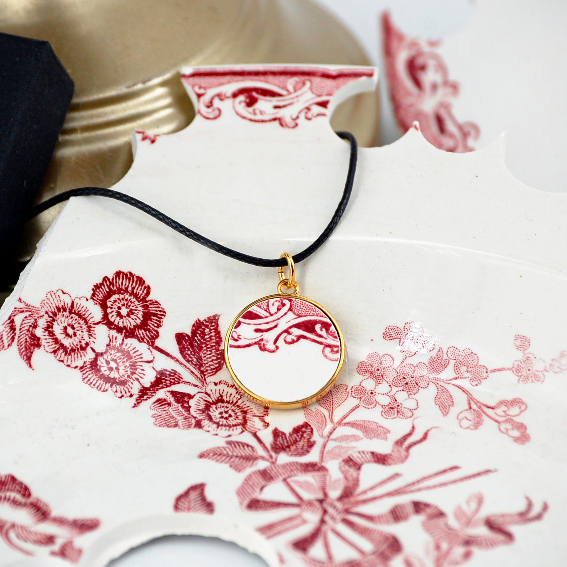 "Rose Swirls" pendant, gold finish