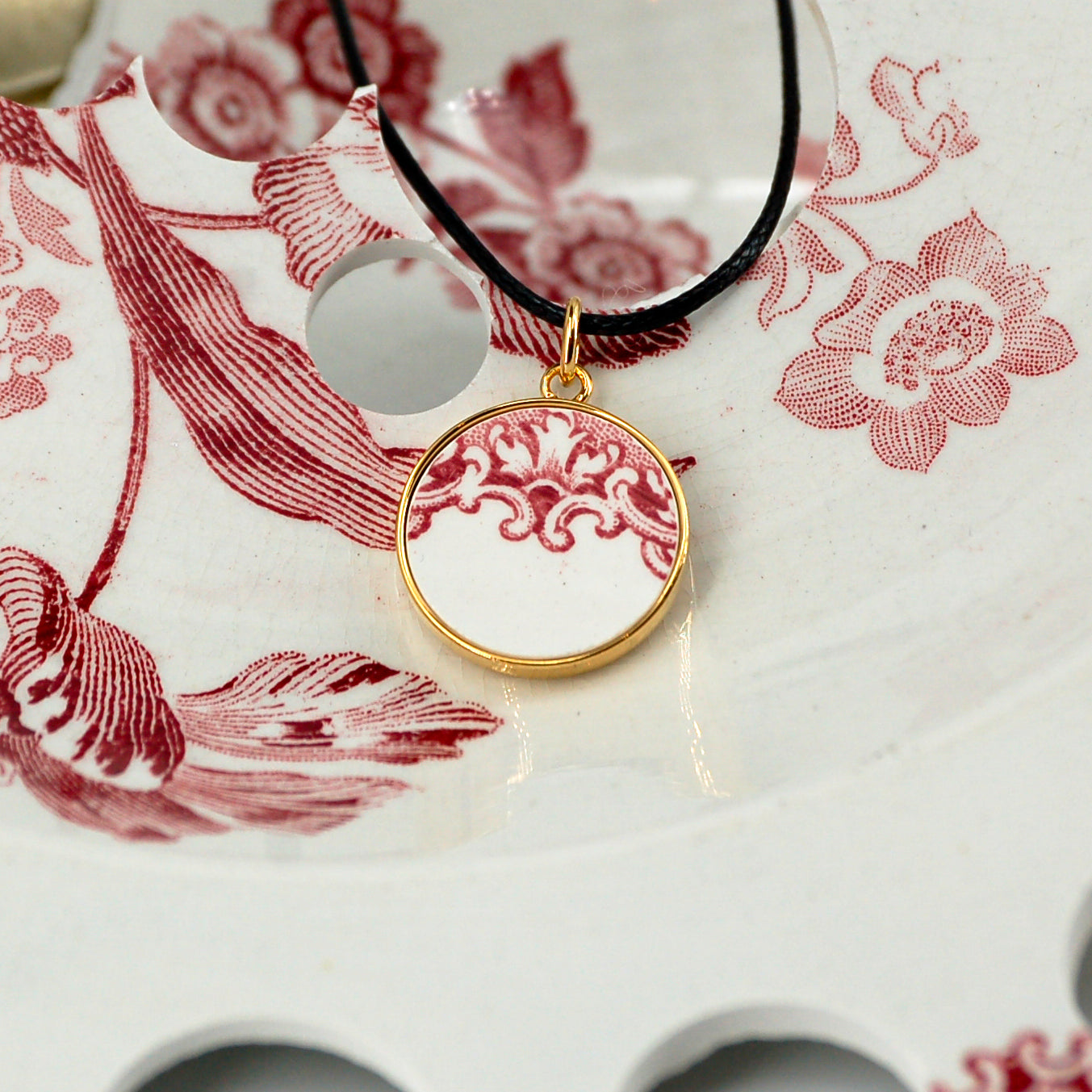 "Powdery Pink Swirl" pendant, gold finish