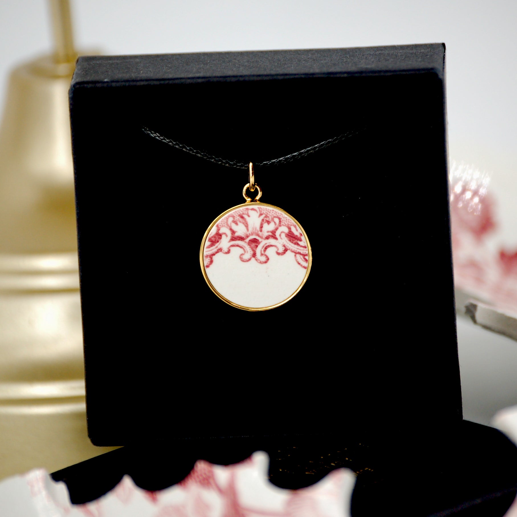 "Powdery Pink Swirl" pendant, gold finish