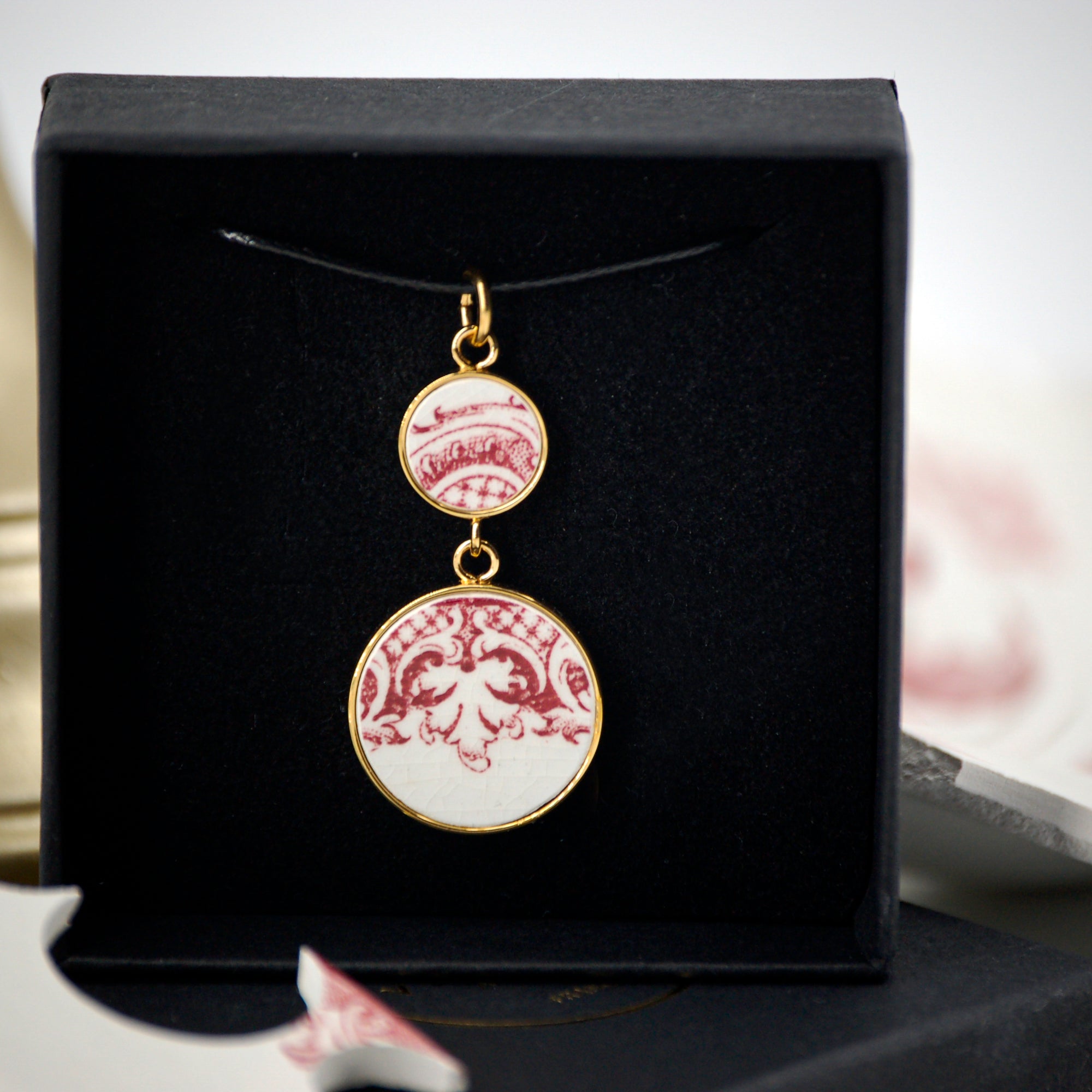 "Scroll motif in old rose" pendant, gold finish