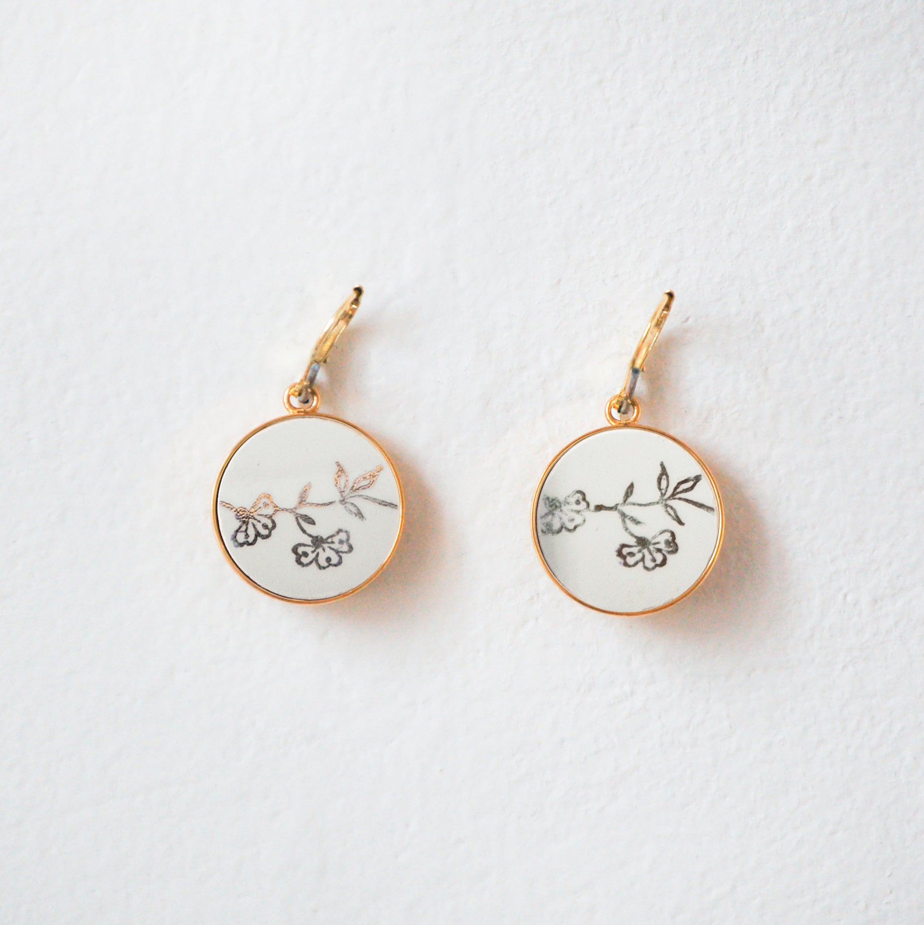 "Small flowers and golden leaves" earrings, gold finish