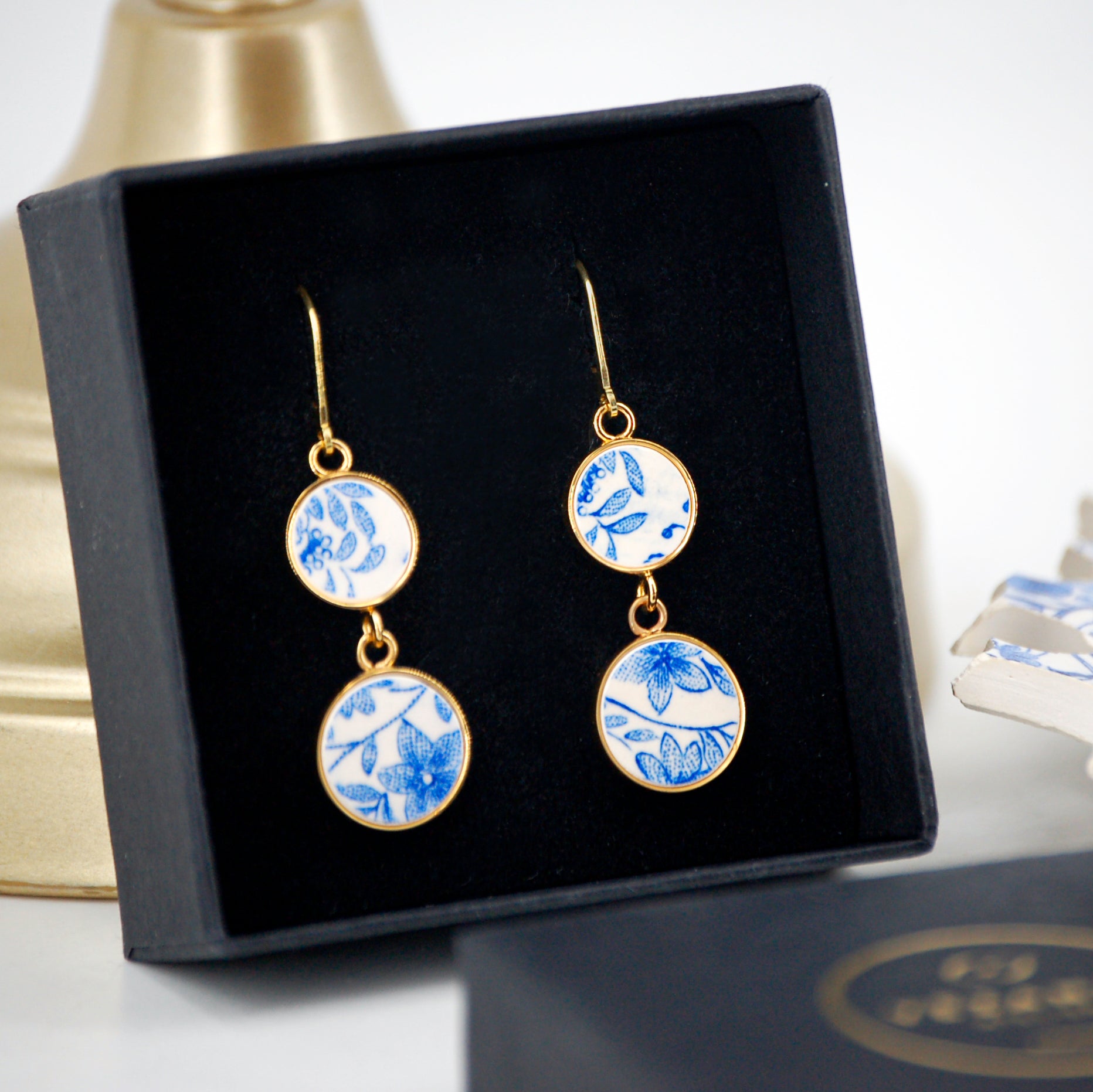 Boucles d'oreilles "Délicates fleurs bleues", finition or