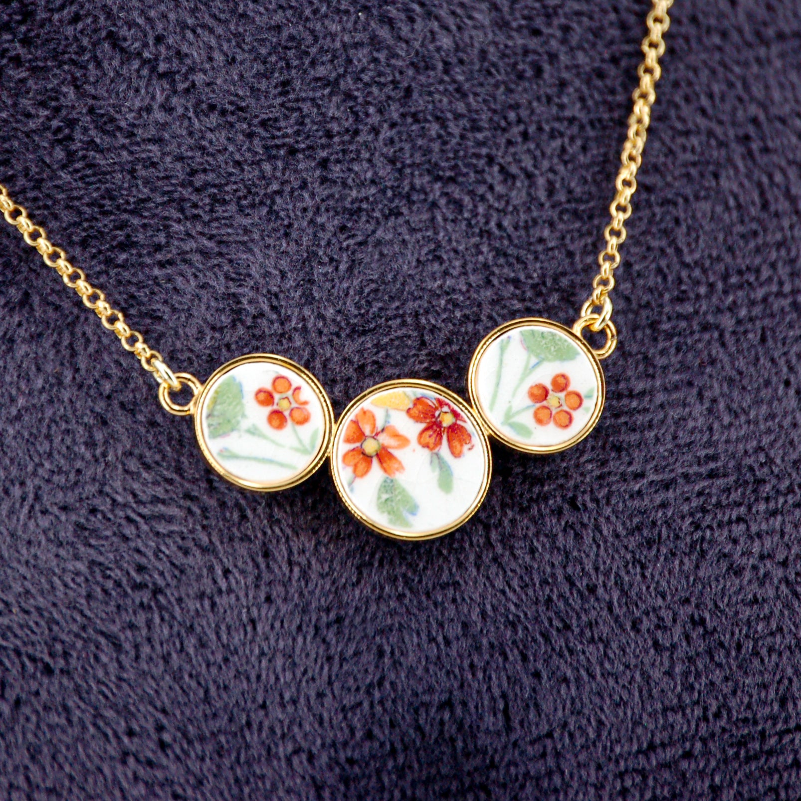 "Aster and small yellow flowers" pendant, gold finish