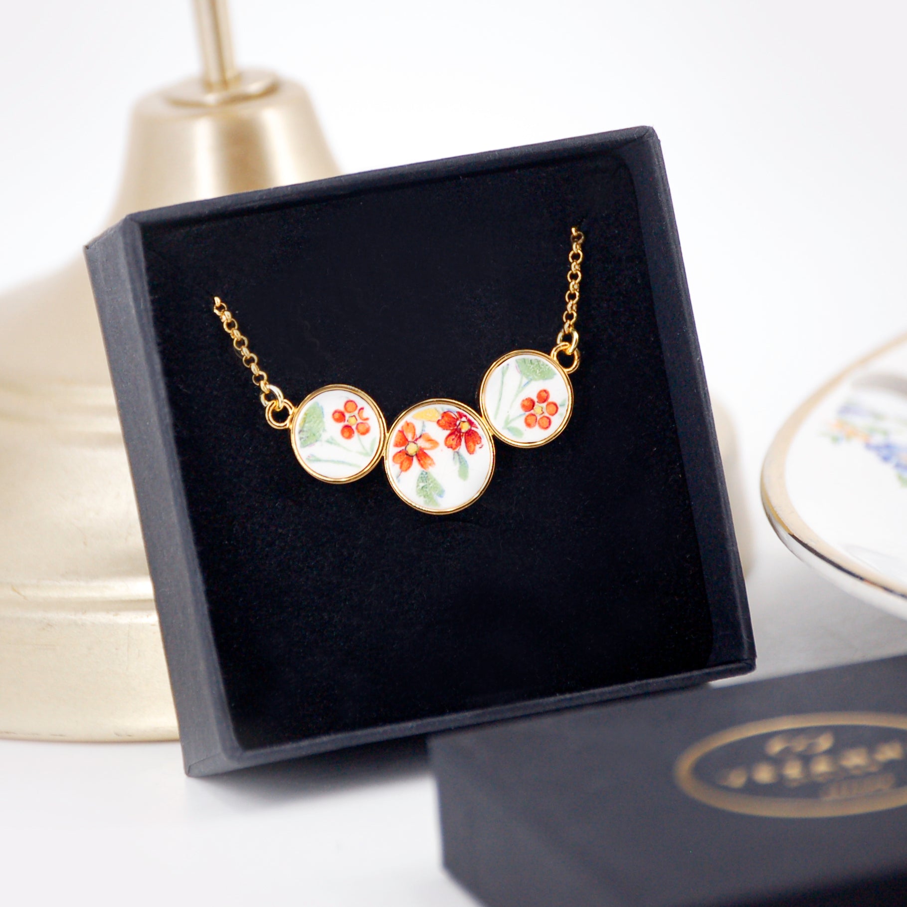 "Aster and small yellow flowers" pendant, gold finish