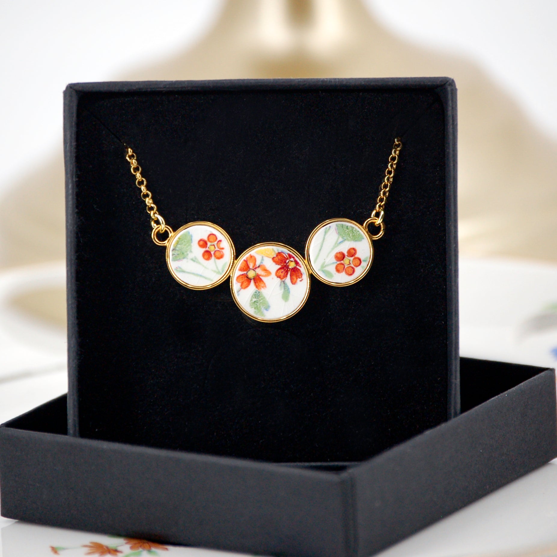 "Aster and small yellow flowers" pendant, gold finish