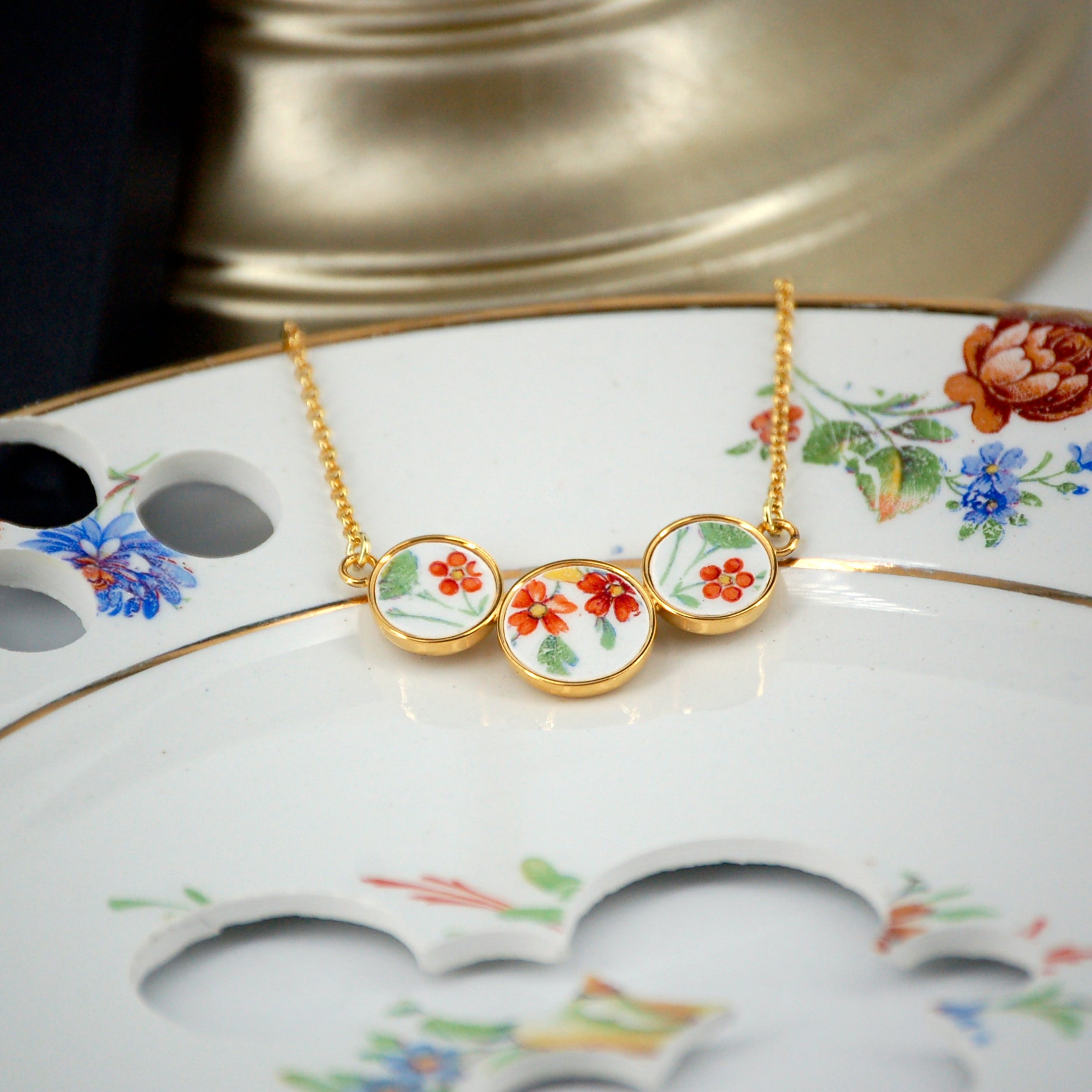 "Aster and small yellow flowers" pendant, gold finish