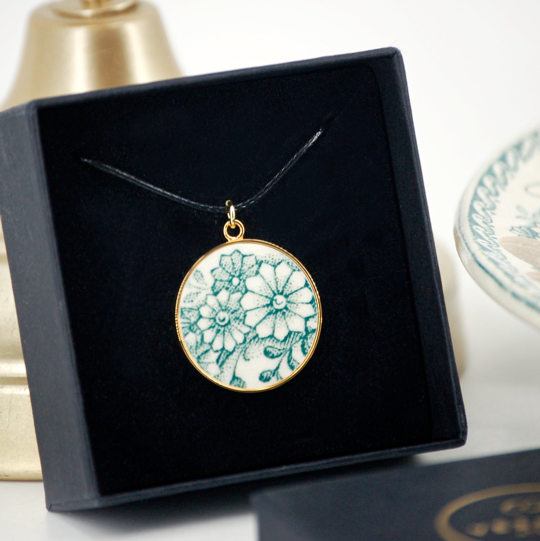 "Green Flowers" pendant, gold finish