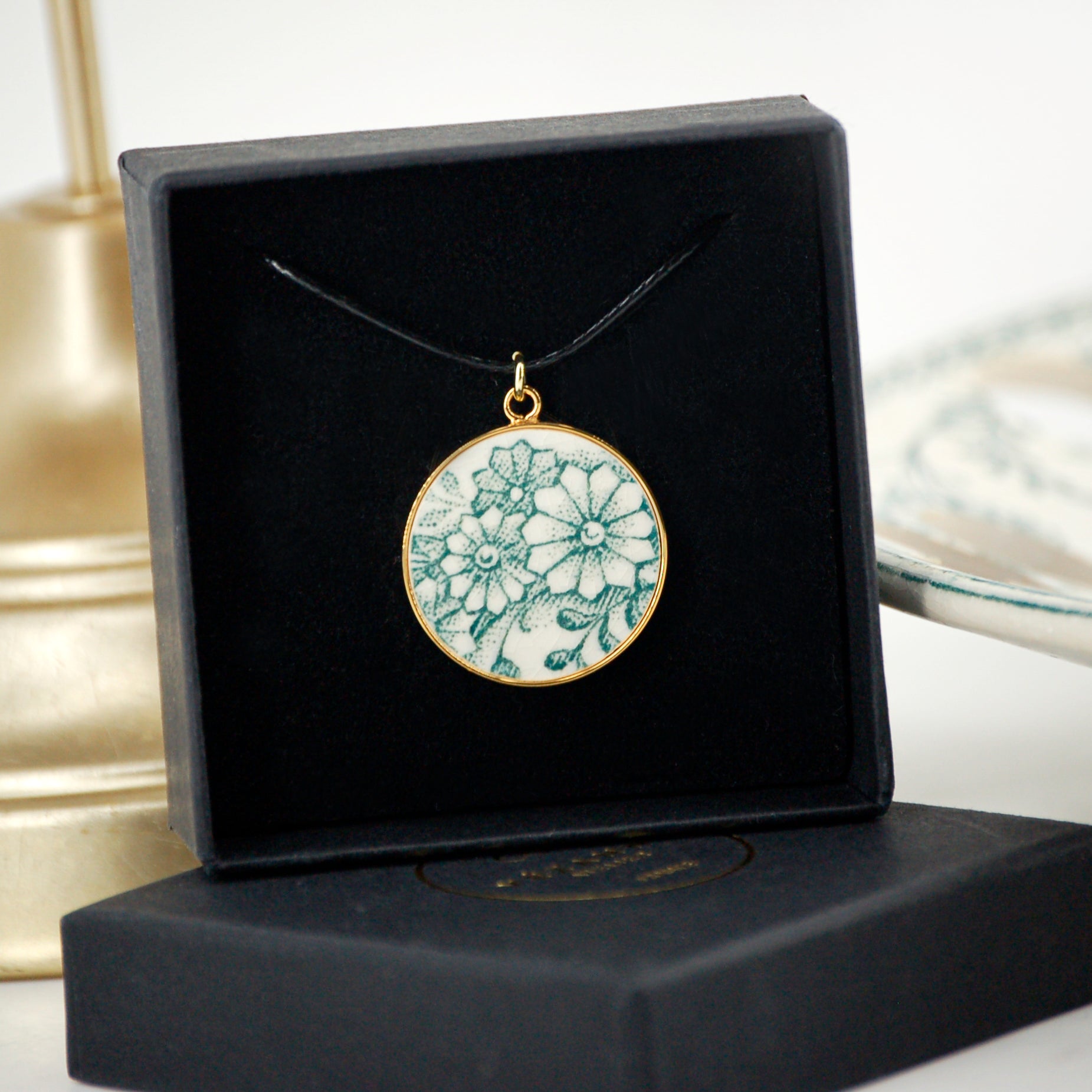 "Green Flowers" pendant, gold finish
