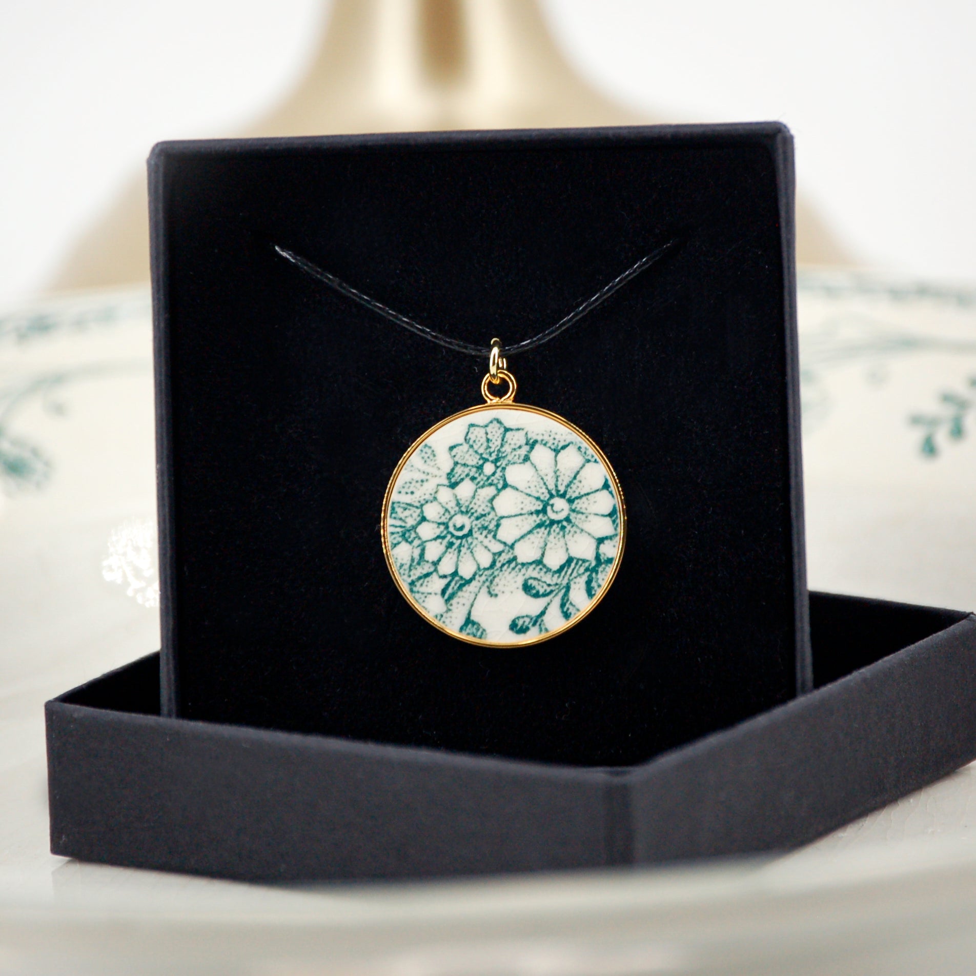 "Green Flowers" pendant, gold finish