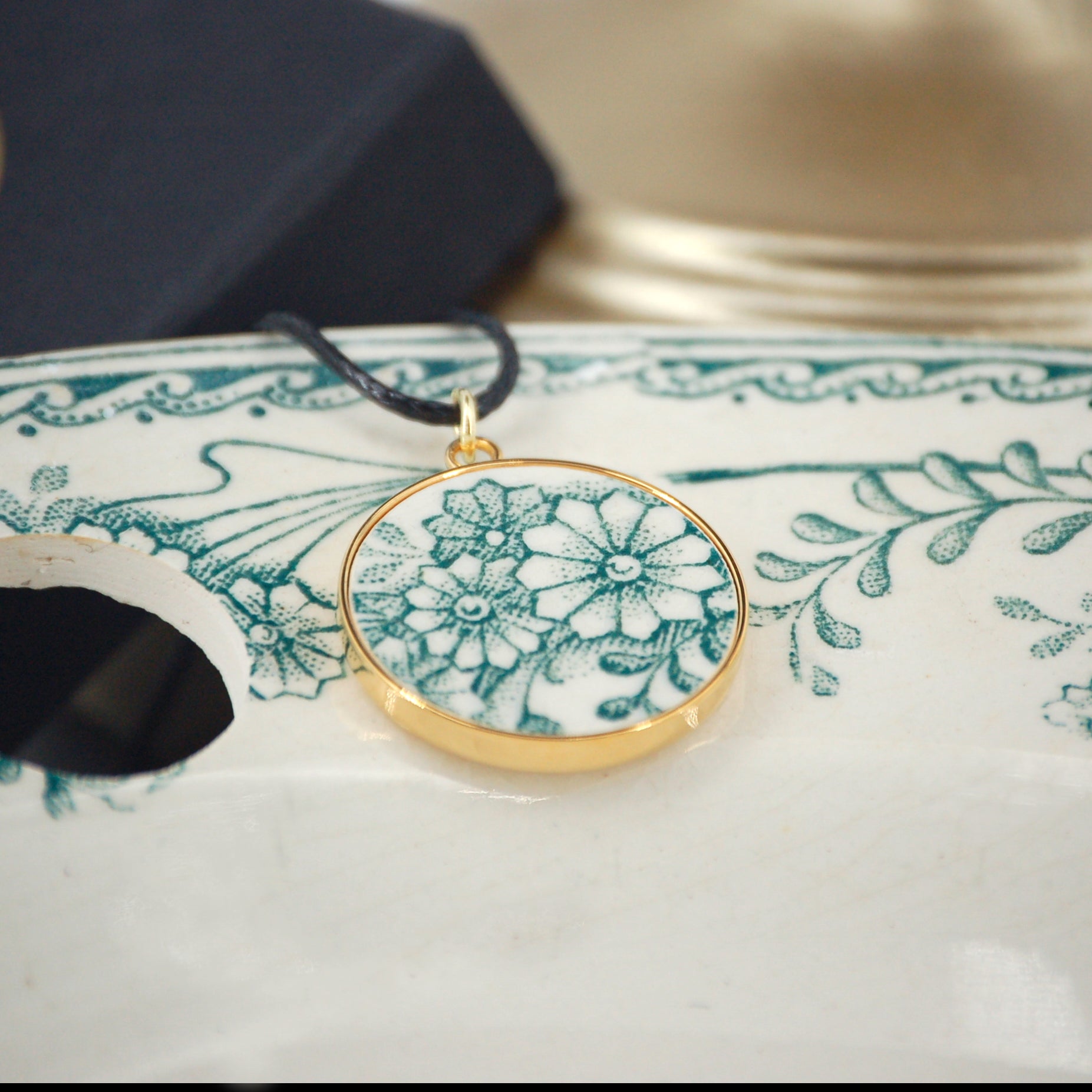 "Green Flowers" pendant, gold finish