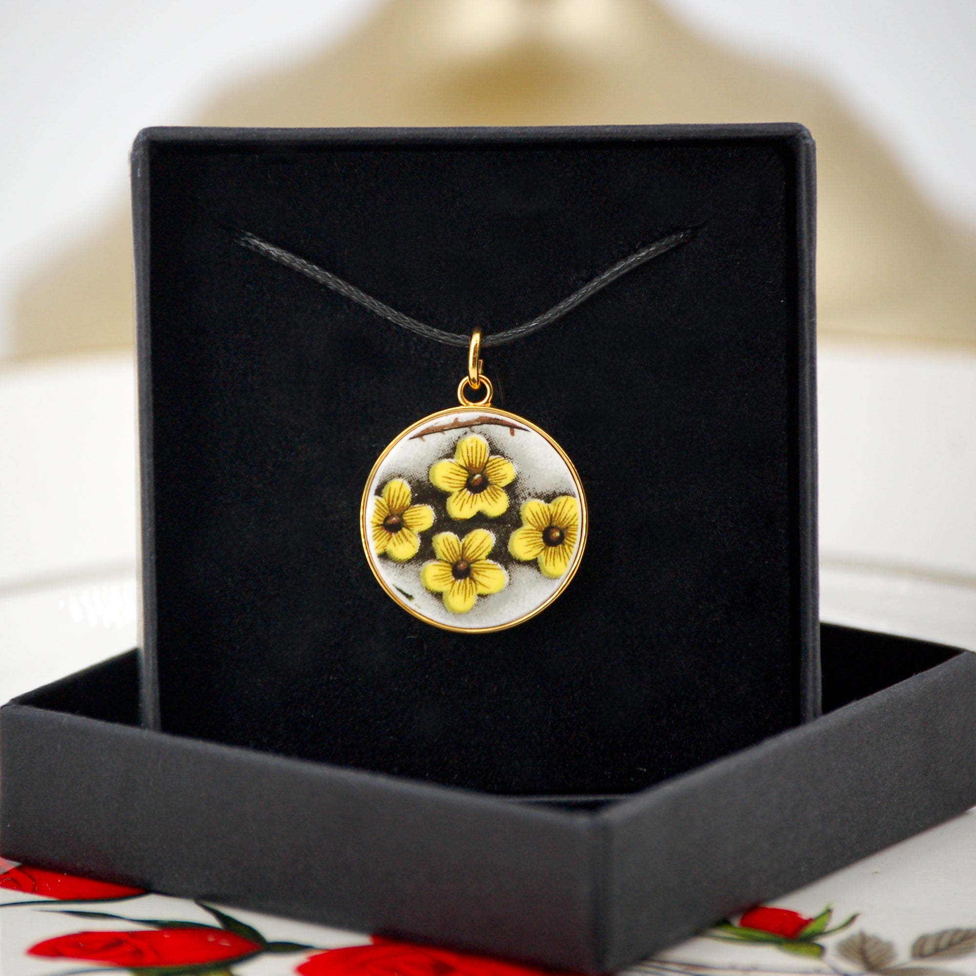 "Yellow Flowers" pendant, gold finish