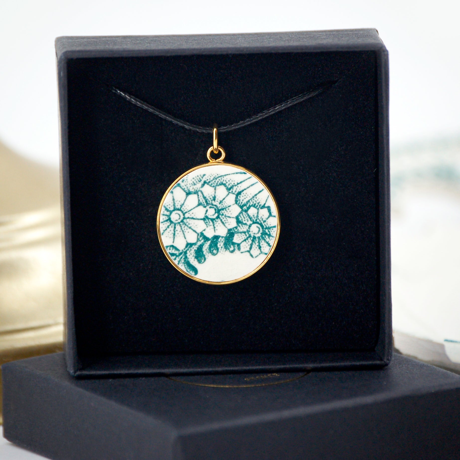 "Green Flowers" pendant, gold finish