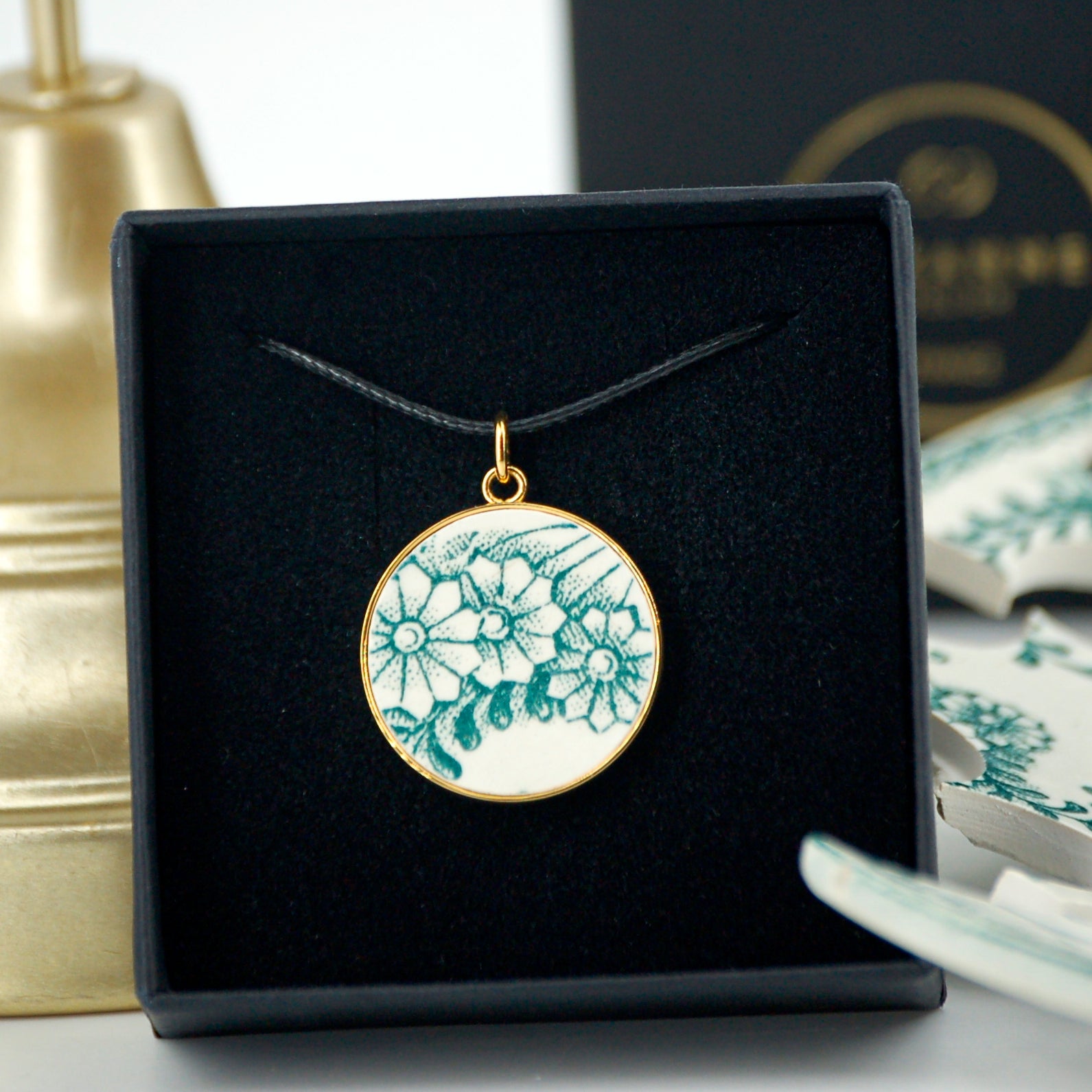 "Green Flowers" pendant, gold finish
