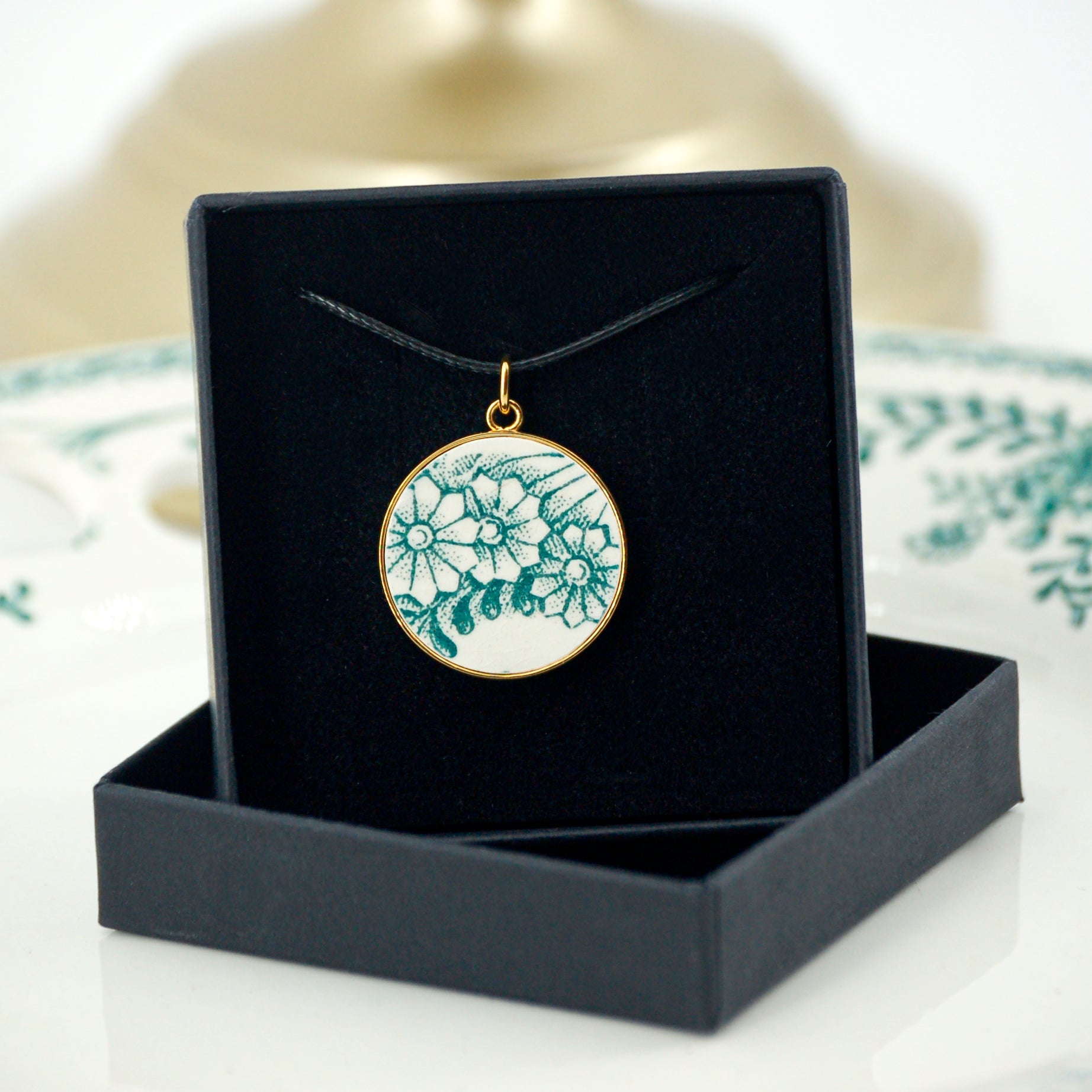 "Green Flowers" pendant, gold finish