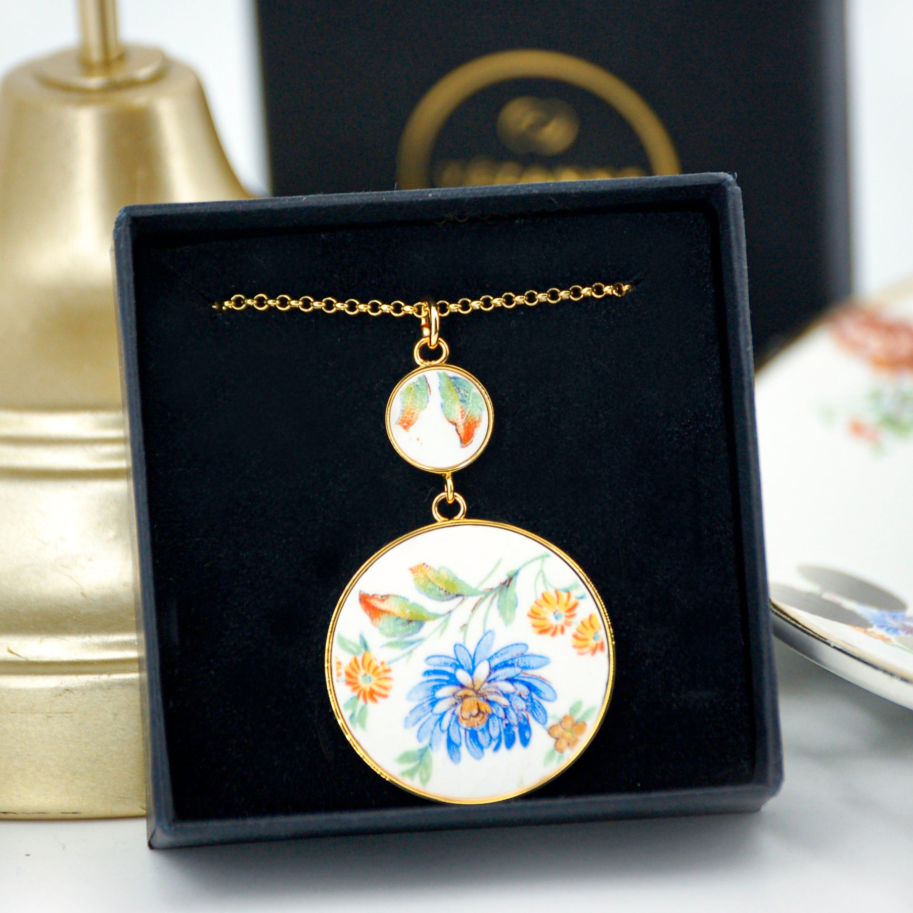 "Aster and small yellow flowers" pendant, gold finish