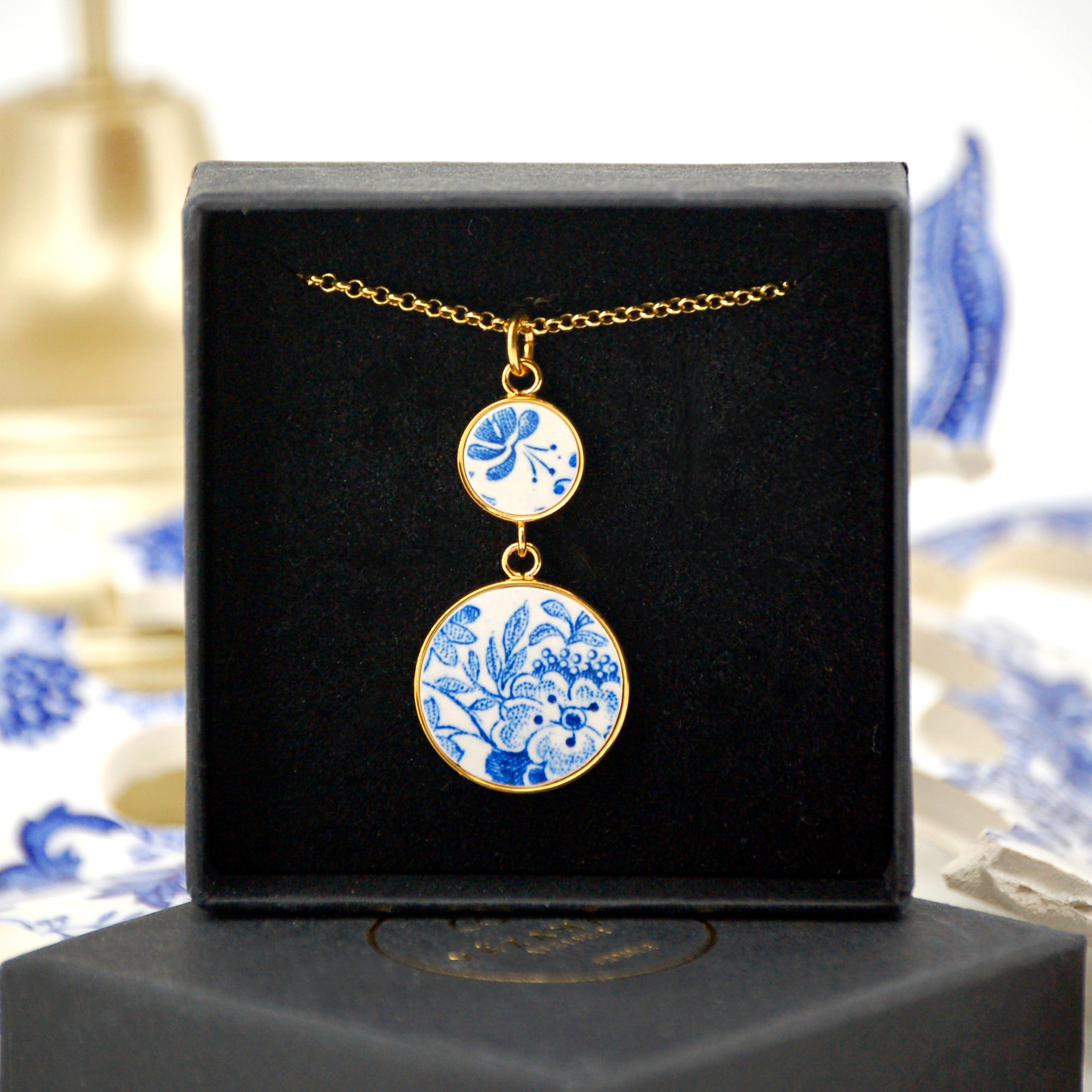 "The Plant Composition" pendant, gold finish